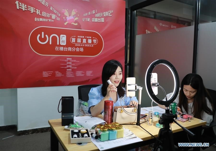 Nhân Viên/Model Livetream Bán Hàng Online